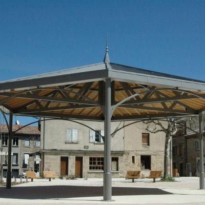 Kiosque moderne en aluminium et bois. Vernoux en Vivarais - 2017