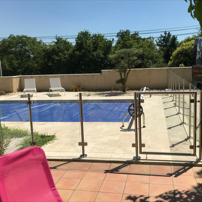 Barrière de piscine avec portillon en inox brossé et verre