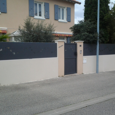 Brise-vue en aluminium contemporain - sur mesure en Drôme Ardèche