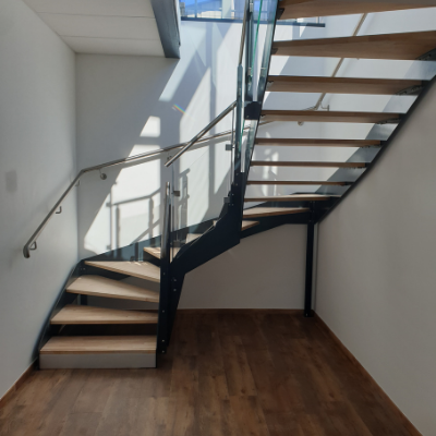 Escalier d'intérieur en métal et bois avec limon latéraux