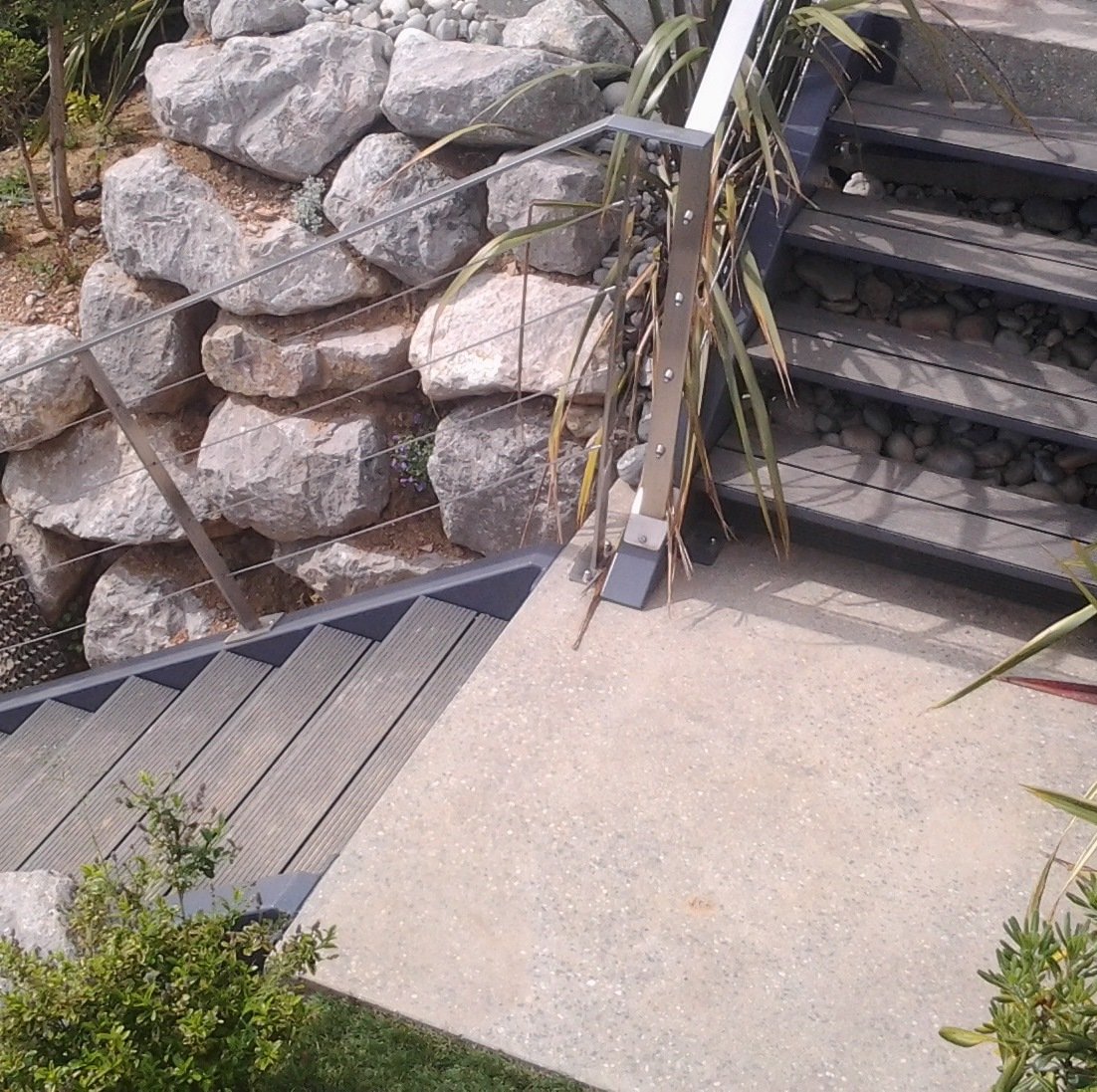 Escalier de terrasse - structure métallique avec marches en lames de terrasses