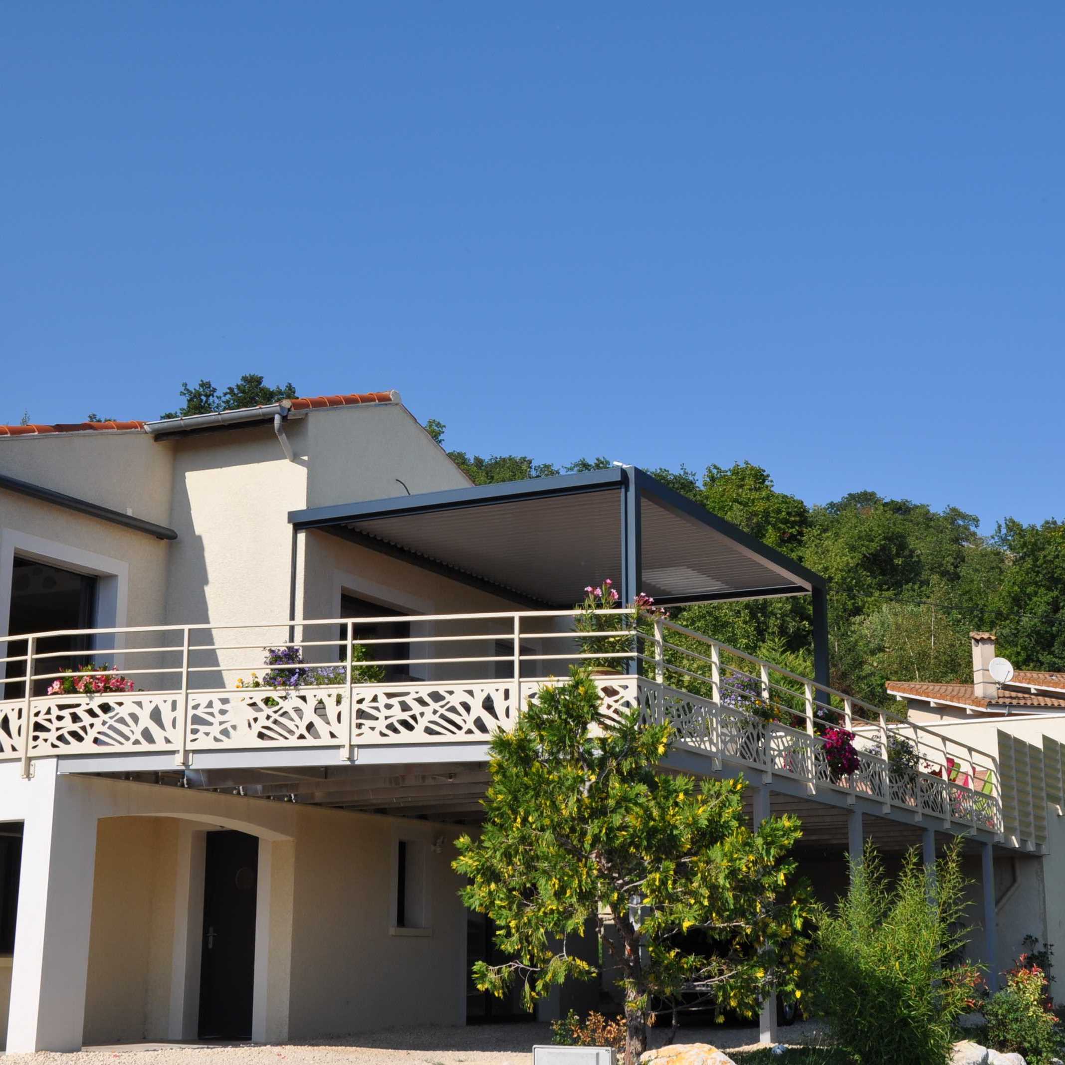 Terrasse sur pilotis - Structure garde-corps et brise-vue aluminium - Option peinture Qualicoat