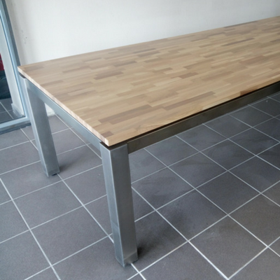 Table en inox brossé avec plateau en chêne